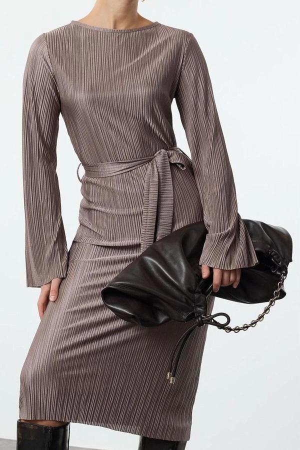 Moda Stil Regular Kayık Yaka Midi Boy Premium Pilise Kumaşlı Flare Kol Detaylı A-Line Örme Elbise - Image 1