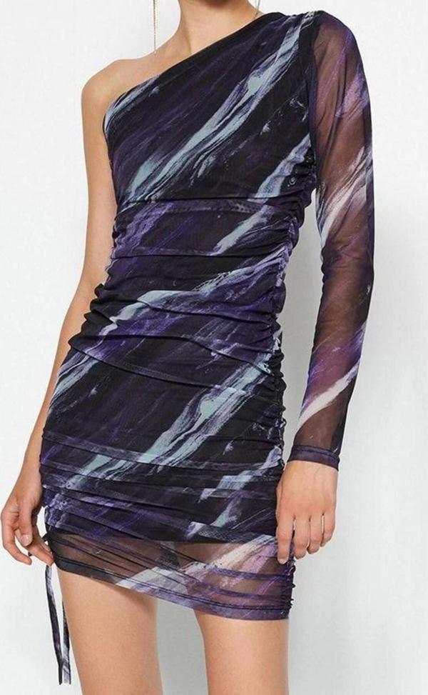Moda Stil Slim Asimetrik Yaka Mini Boy Baskılı Tül Astarlı Vücuda Oturan Tek Kol Büzgülü Örme Elbise - Image 1