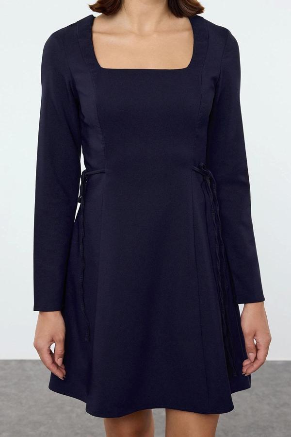 Moda Stil Regular Kare Yaka Mini Boy Belden Açılan Fiyonk Detaylı Dokuma Elbise - Image 1