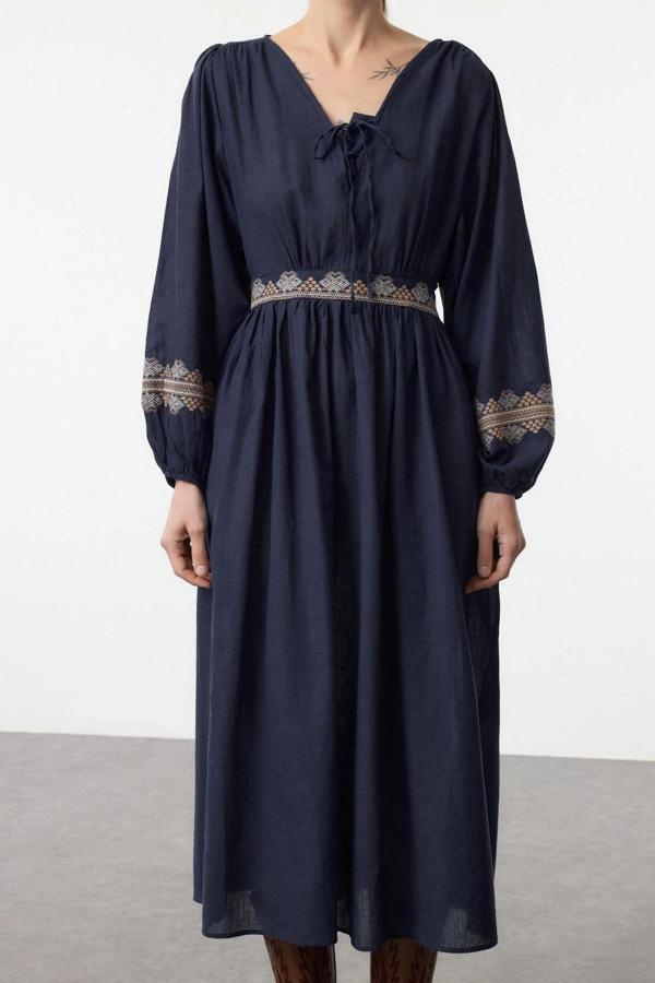 Moda Stil Regular V Yaka Midi Boy Belden Açılan Nakışlı Dokuma Elbise - Image 1