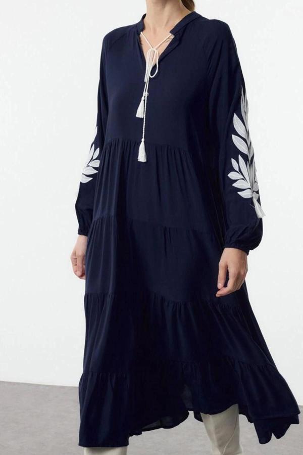 Moda Stil Oversize Dik Yaka Midi Boy Geniş Kesim Nakışlı Dokuma Elbise - Image 1