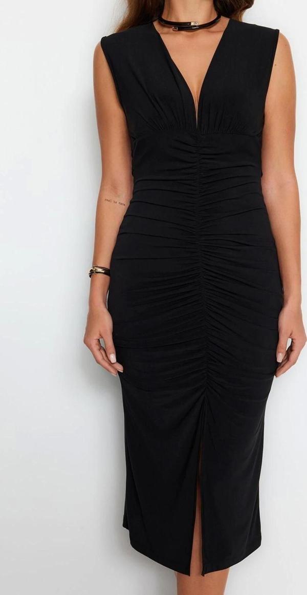 Kolsuz V Yaka Elbise Koyu Kahverengi Fitted Vücuda Oturan Büzgü Detaylı Midi Esnek Örme Kalem Elbise - Image 1