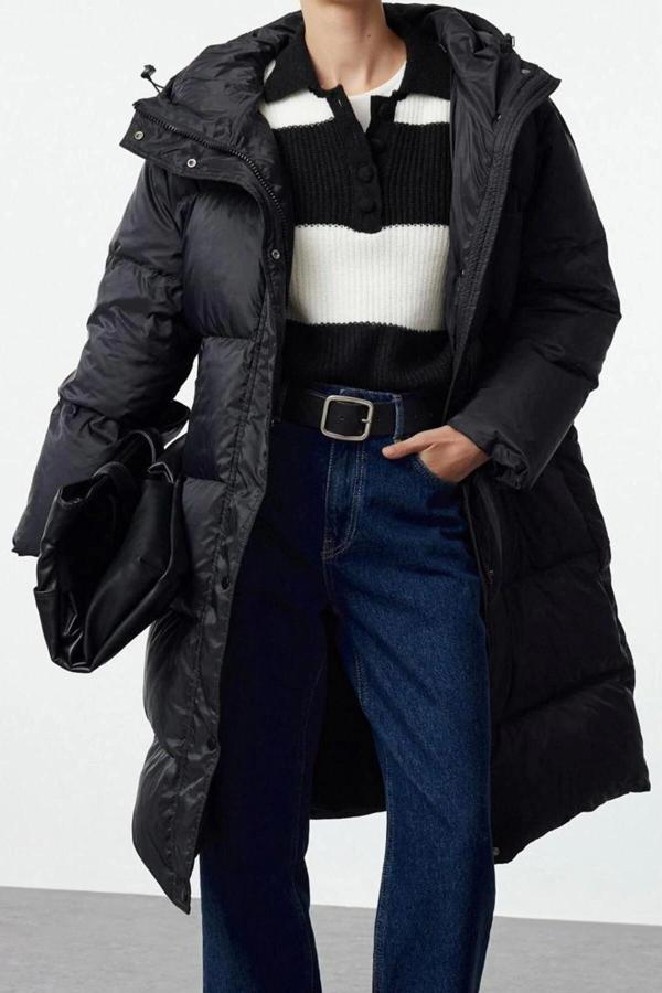 Tasarım Düz Astarlı Yaka Uzun Oversize Kapüşonlu Kadın Kaz Tüylü Su İticili Uzun Şişme Mont - Image 1