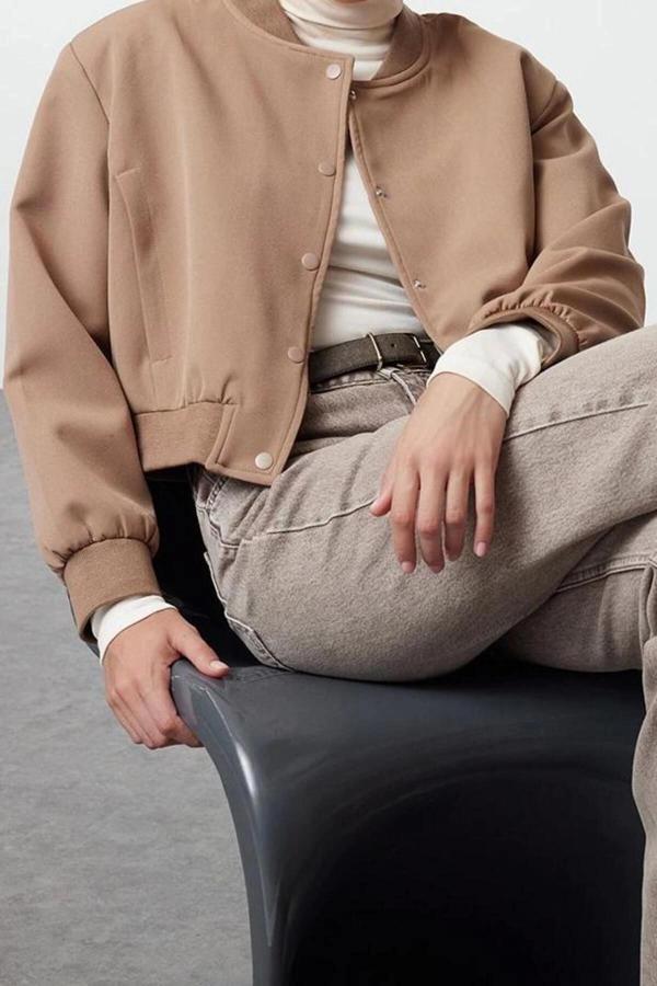 Tasarım Düz Astarlı Yaka Crop Bol Hakim Kadın Oversize Crop İnce Bomber Mont - Image 1