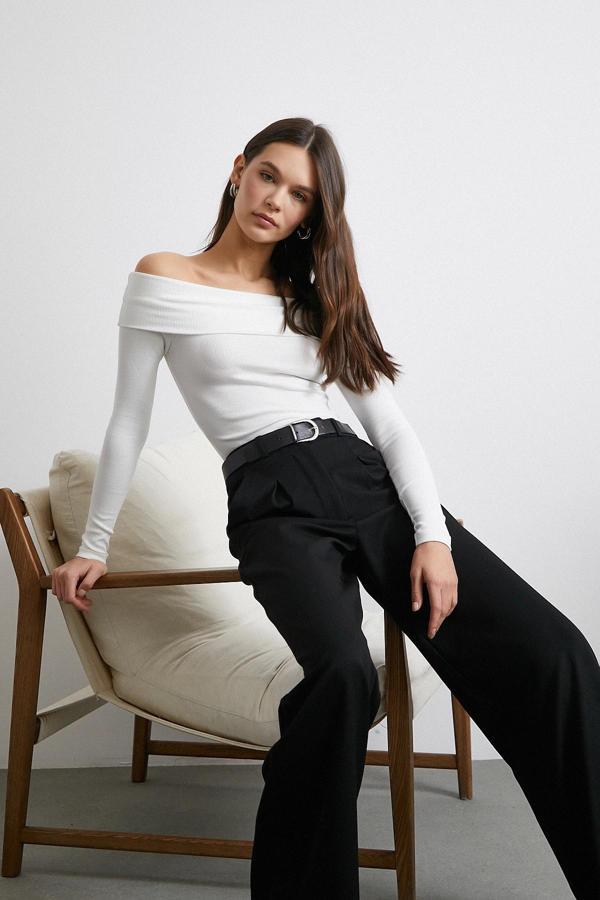 Omzu Açık Kaşkorse Bluz Beyaz - Image 1