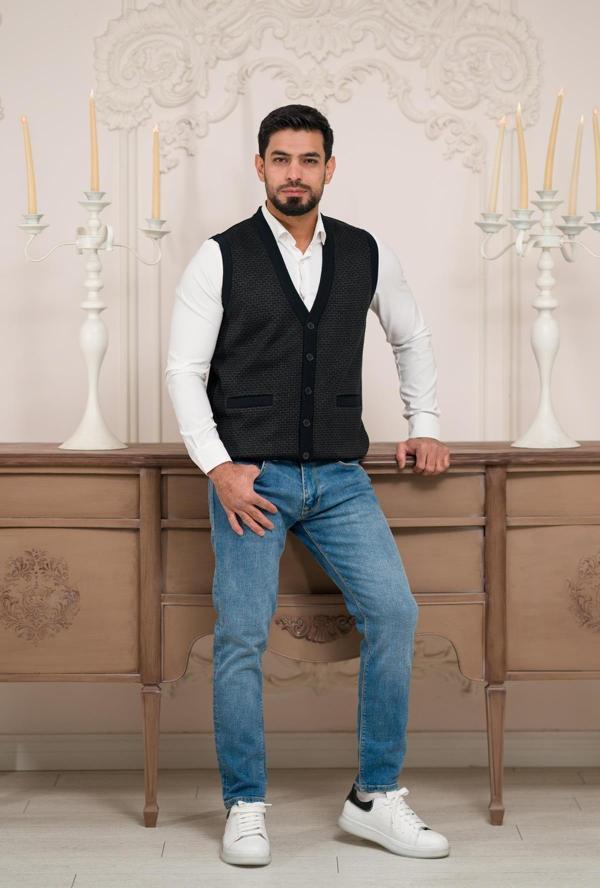 Woolen World Regular Fit Ön Cepli Kolsuz Bitik Desenli Triko Yelek - Image 1