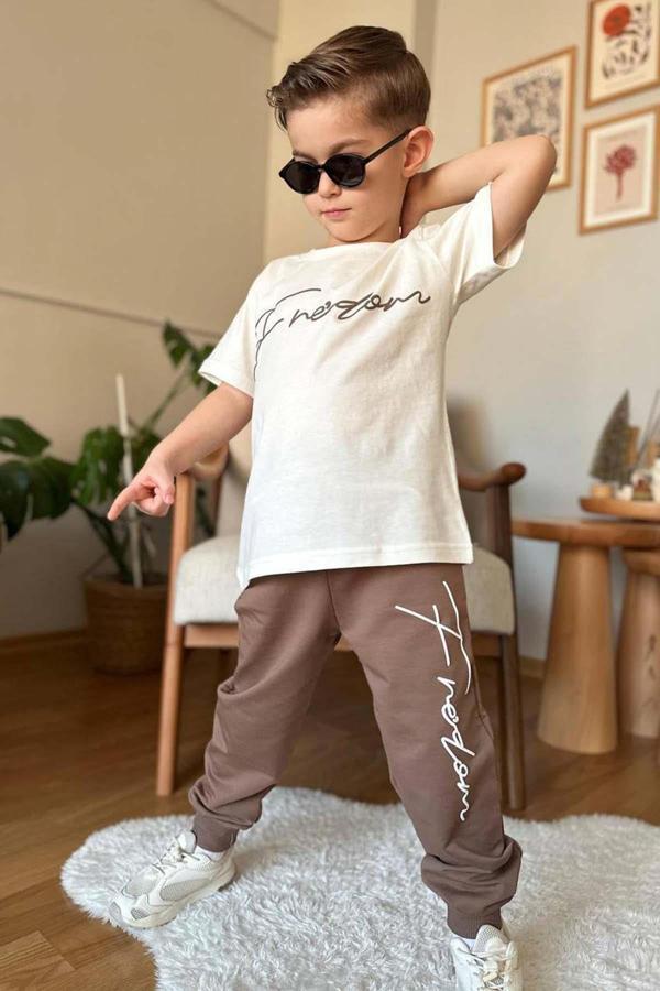 Erkek Çocuk Önü Fredoom Yazı Baskı Arkası Kartal Figürlü T-Shirt Kahverengi Eşofman Takım - Image 1