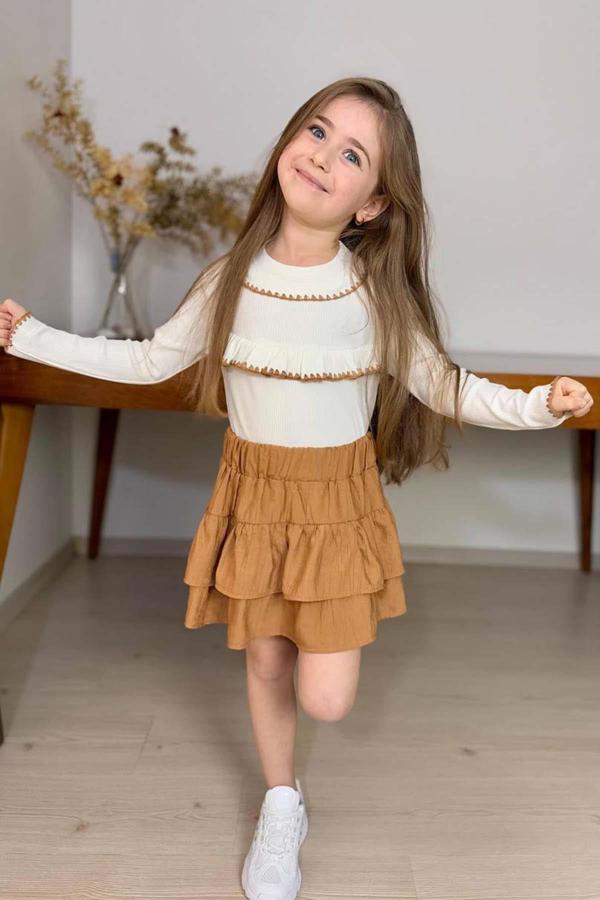 Kız Çocuk Bebe Yaka Göğsü Fırfırlı Fitilli Slim Kazak Üzeri Katkat Pliseli Kahverengi Etekli Takım - Image 1