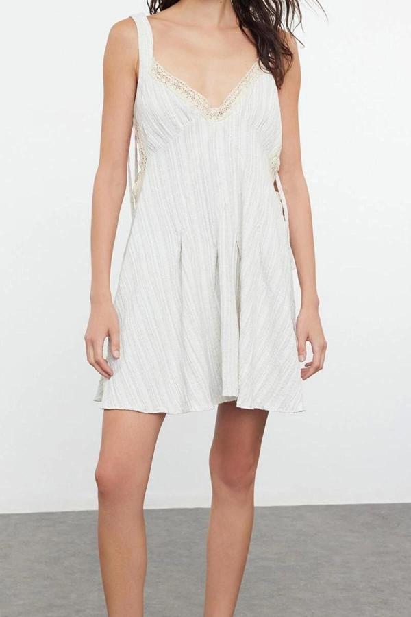 Moda Stil Regular V Yaka Midi Boy Ekru Dokuma Cut out Pencere Plaj Elbisesi - Image 1