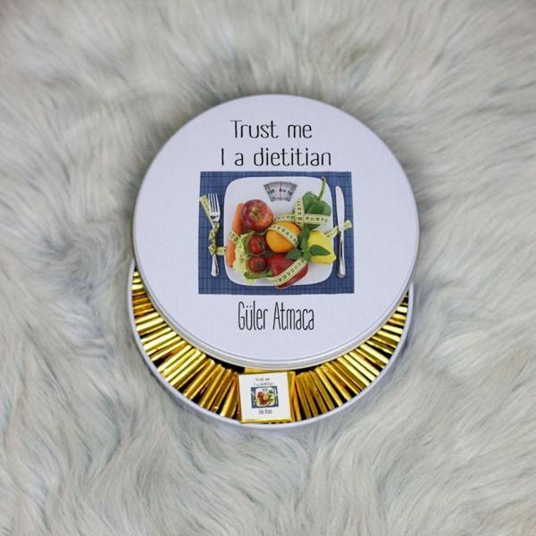 Hediyelen Trust Me I A Dietitian Metal Kutuda Çikolata 100 Adet - Image 1