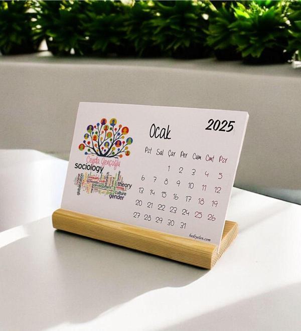 Hediyelen 2025 Sosyolog Masa Takvimi - Image 1