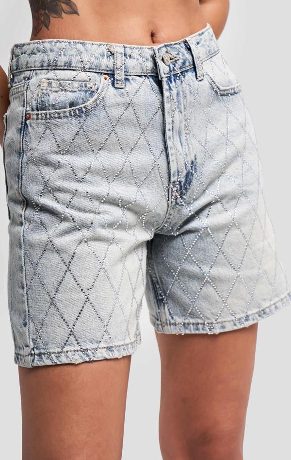 Kadın Tint Renk Önü Parlak Taşlı Mom Fit Denim Şort - Image 1