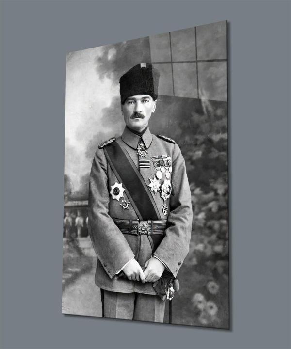 İdealizbiz Üniformalı Atatürk Siyah Beyaz Cam Tablo Hediyelik Büyük Tablo Ev Ofis Dekoru - Image 1
