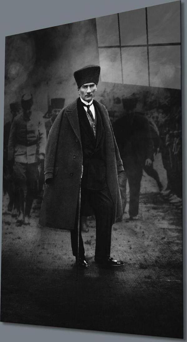 İdealizbiz Siyah Beyaz Pardesülü Atatürk Cam Tablo, Uv Baskılı Ve Temperli, Hediyelik - Image 1