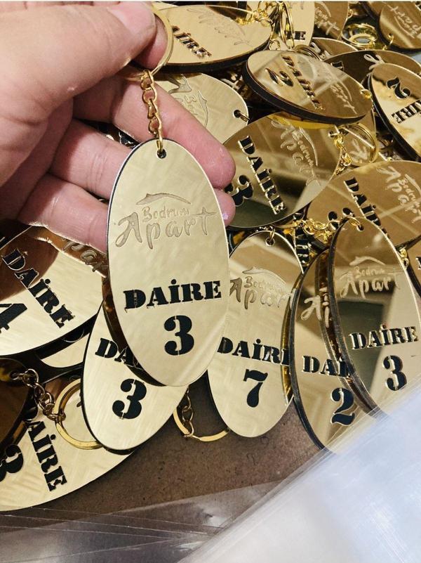 Gülüş Lazer Kesim 5 Adet Otel Anahtarlık Tabanı Kalın Siyah Ahşap Üst Kısmı Gold Pleksi Pansiyon Otel Oda Anahtarlık - Image 1