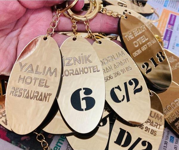 Gülüş Lazer Kesim 5 Adet Otel Anahtarlık Tabanı Kalın Siyah Ahşap Üst Kısmı Gold Pleksi Pansiyon Otel Oda Anahtarlık - Image 1