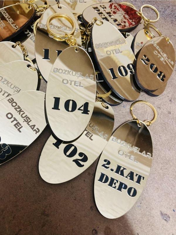 Gülüş Lazer Kesim 5 Adet Otel Anahtarlık Tabanı Kalın Siyah Ahşap Üst Kısmı Gold Pleksi Pansiyon Otel Oda Anahtarlık - Image 1