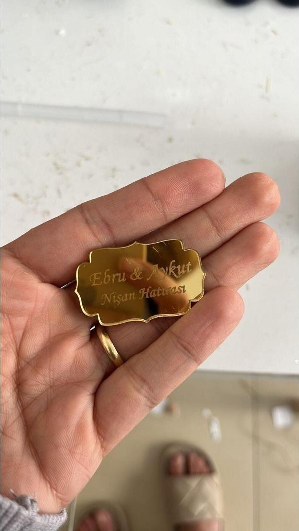 Seyyar Atölye Kişiye Özel 60 Adet Isimli 4 X 2,5 Cm Aynalı Gold Yapışkanlı Pleksi - Image 1