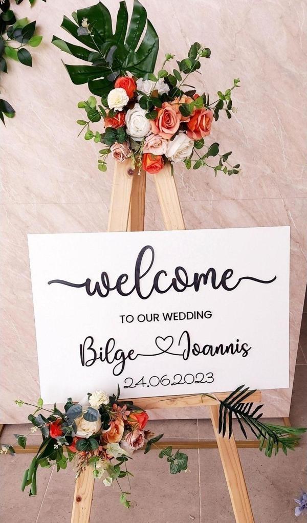 Seyyar Atölye Kişiye Özel Ahşap Mdf Welcome To Our Wedding Yazılı Beyaz Zemin Siyah Yazı Karşılama Panosu - Image 1