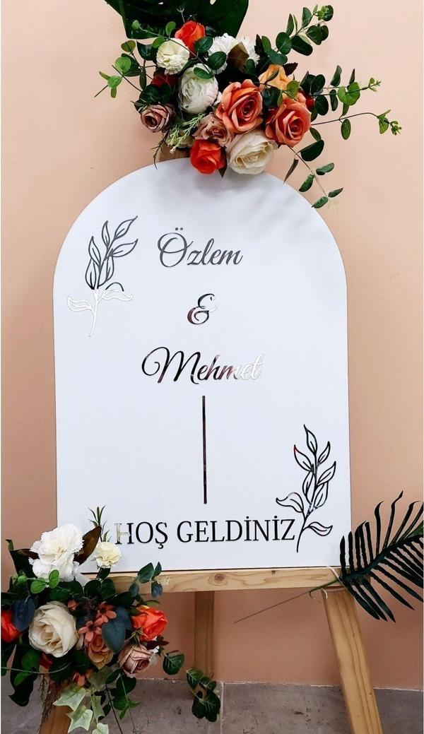 Seyyar Atölye Kişiye Özel Beyaz Zemin Gümüş Pleksi Yazılı Karşılama Panosu - Image 1