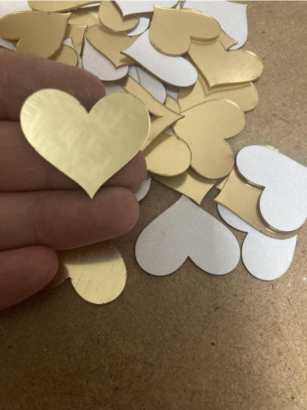 Gülüş Lazer Kesim 25 Adet 2.5 Cm Arkası Bantlı Pleksi Kalp Gold Renk Yazısız - Image 1