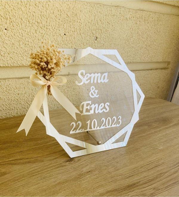 Gülüş Lazer Kesim 30 Cm Şeffaf Pleksi Masa Isımliği Altıgen Masa İsimliği Gümüş Renk Çiçekli Süslü - Image 1