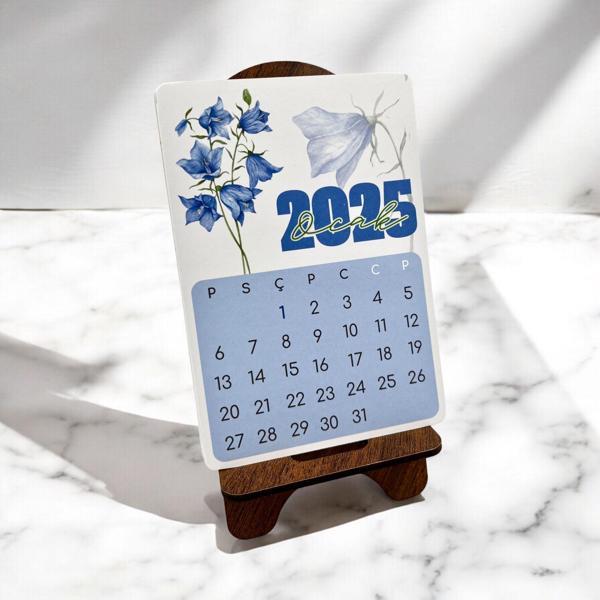 2025 Takvim - Çiçek Desenli Standlı Masaüstü Takvim- Ahşap Telefon Tutucu - Image 1