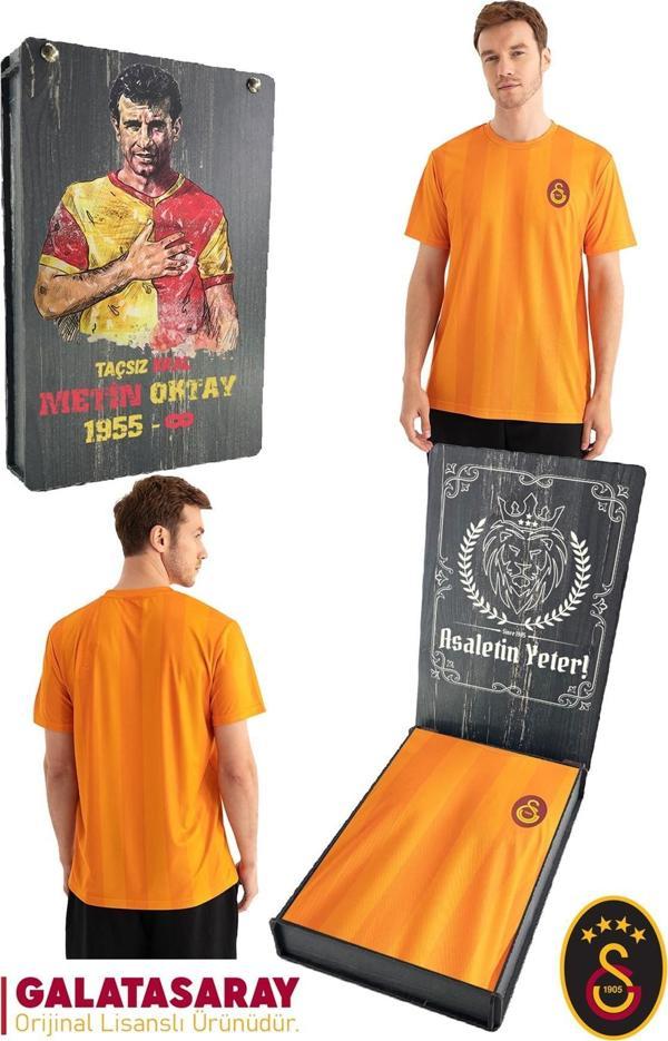 Galatasaray Orijinal Lisanslı Match Day T-Shirt Metin Oktay Baskılı Hediyelik Ahşap Kutulu - Image 1