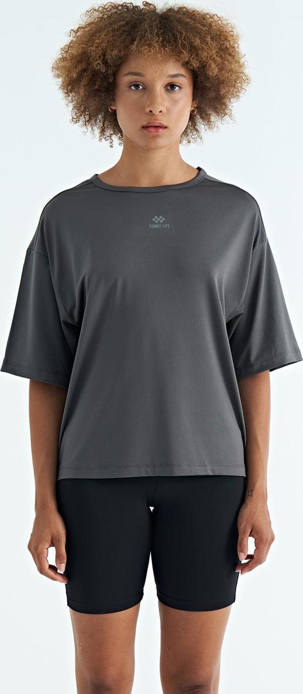 Koyu Gri O Yaka Baskı Detaylı Oversize Kısa Kol Kadın T-Shirt - 97263 - Image 1