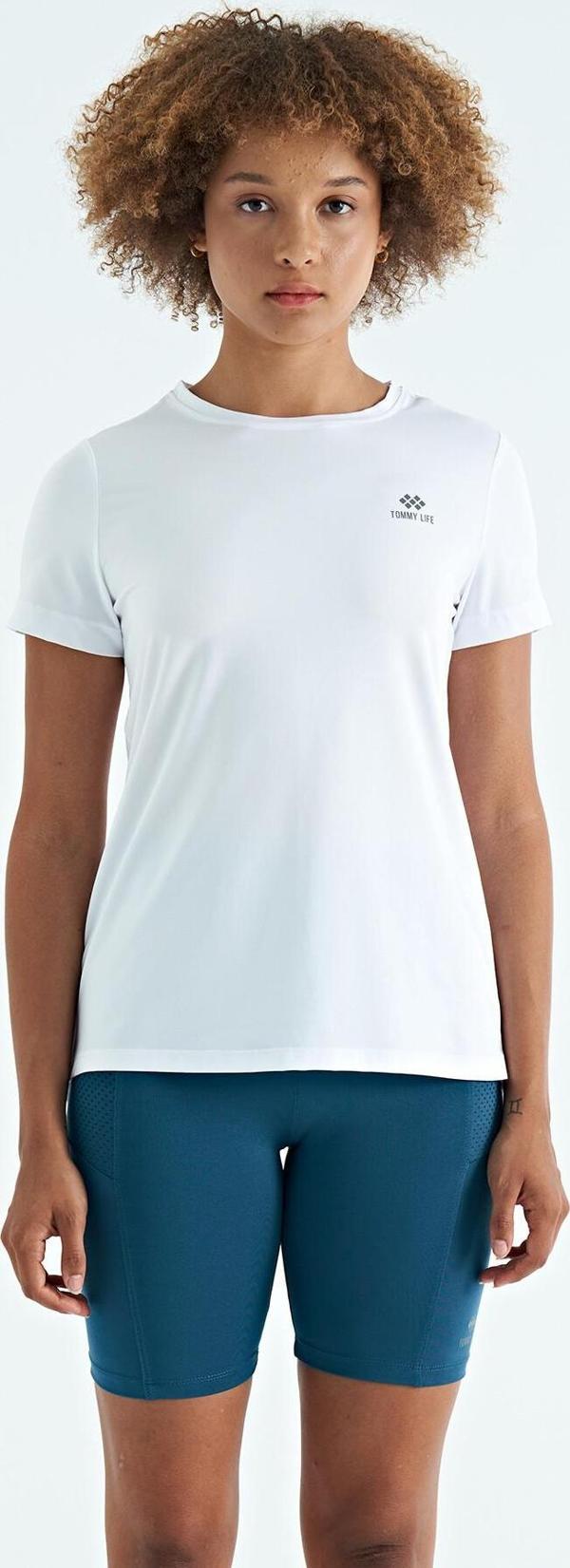 Beyaz Sırt Yırtmaç Detaylı O Yaka Kısa Kollu Standart Kalıp Kadın T-Shirt - 97267 - Image 1