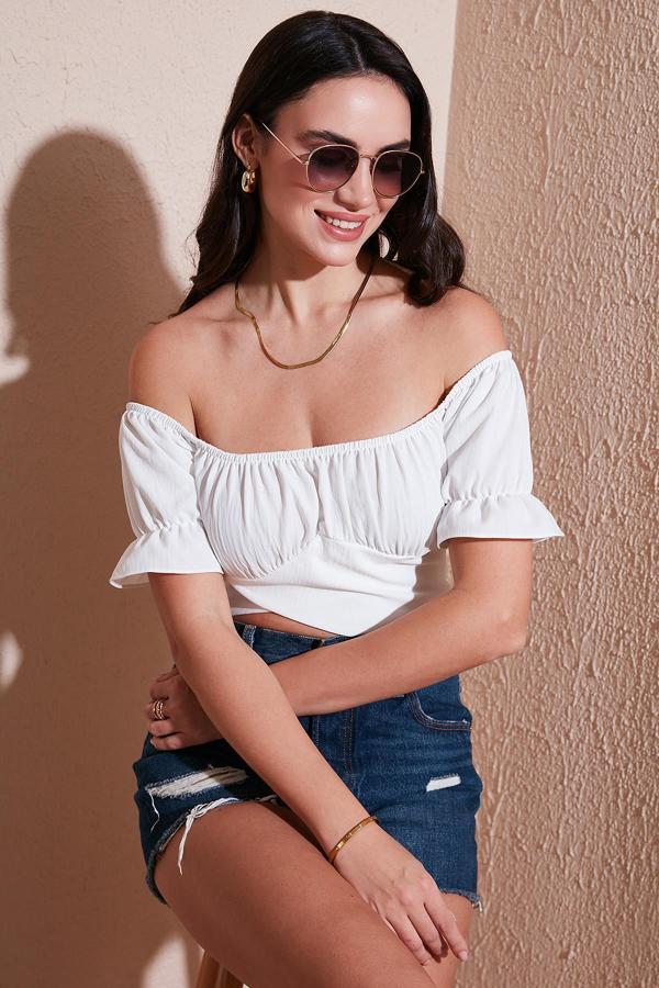 Lela Regular Fit Madonna Yaka Bağlama Detaylı Crop Bayan Bluz 6527017 BEYAZ - Image 1