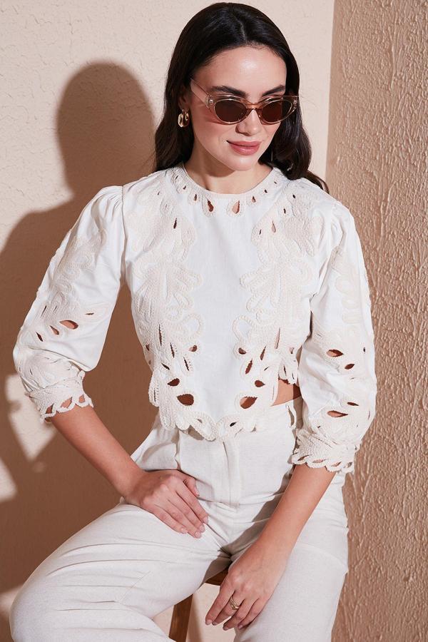 Lela Ajurlu ve Nakış İşlemeli Pamuklu Slim Fit Bisiklet Yaka Crop Bayan Bluz 676215 EKRU - Image 1