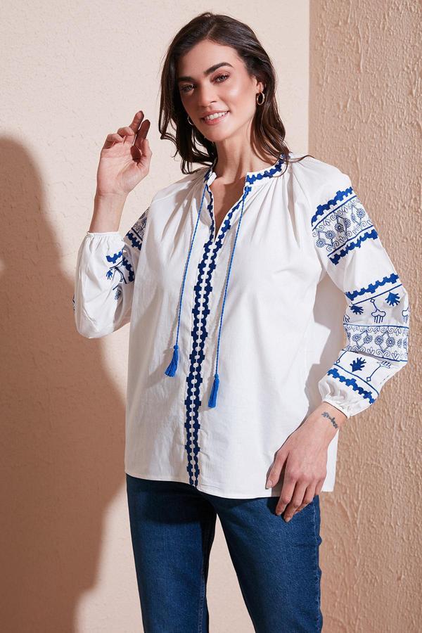 Lela Nakış İşlemeli Pamuklu Oversize Fit Bağlamalı V Yaka Bayan Bluz 676271 EKRU - Image 1