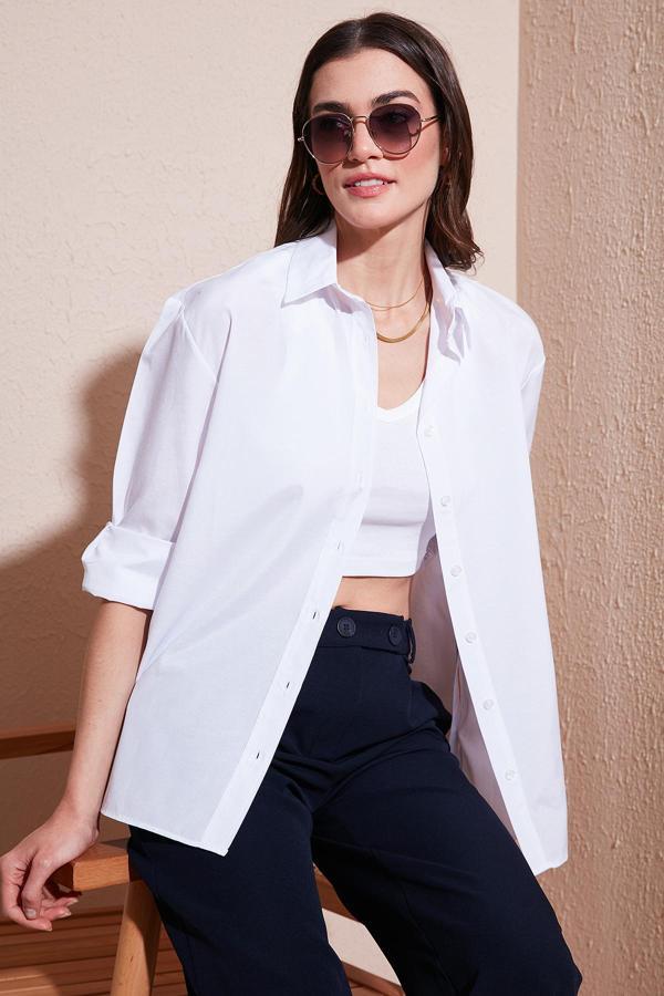 Lela Pamuklu Regular Fit İliklenebilen Yırtmaç Detaylı Bayan Gömlek 6772920 BEYAZ - Image 1