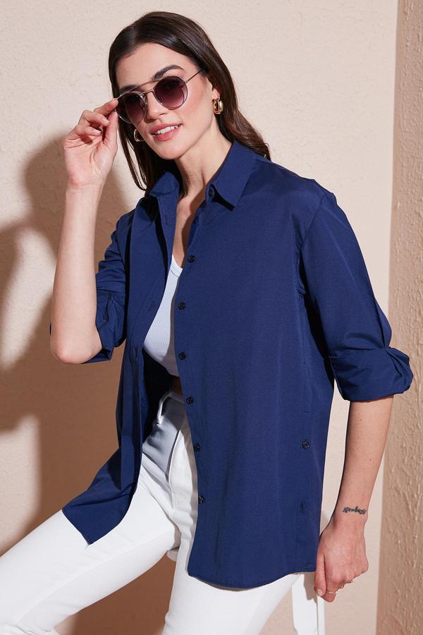 Lela Pamuklu Regular Fit İliklenebilen Yırtmaç Detaylı Bayan Gömlek 6772920 LACİVERT - Image 1