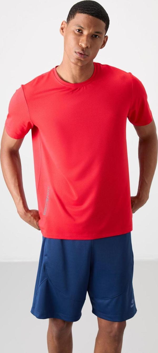 Kırmızı Polyester Nefes Alan Dokulu İnce Esnek Standart Fit Erkek Performans T-Shirt - 88388 - Image 1