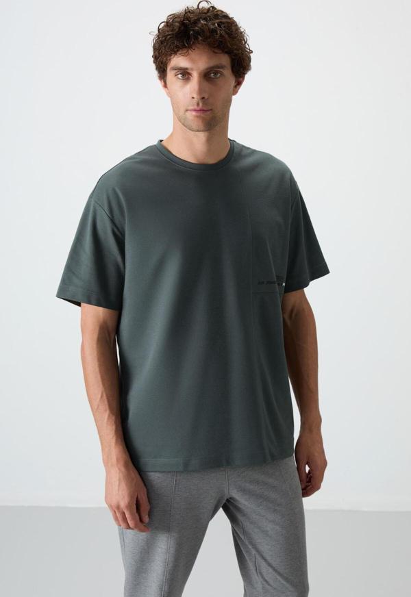 Haki Pamuklu Kalın Yüzeyi Dokulu Oversize Fit  Baskılı Erkek T-Shirt - 88370 - Image 1
