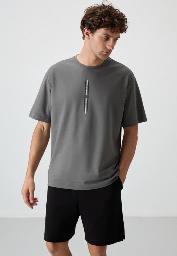 Koyu Gri Pamuklu Kalın Yüzeyi Dokulu Oversize Fit  Baskılı Erkek T-Shirt - 88366 - Image 1