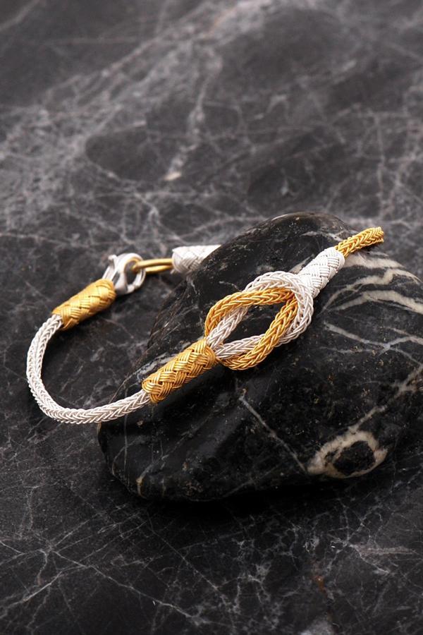 Kazaziye İşlemeli Altın Kaplama Sonsuzluk Elişi Gümüş Bileklik 4758 - Image 1