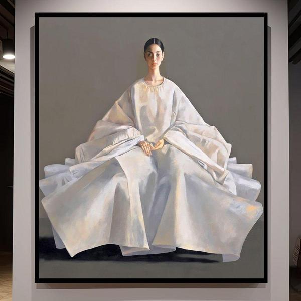 Duvarın Önündeki Kadın Yağlı Boya Dokulu Tablo 120X120 Siyah Çerçeveli - Image 1
