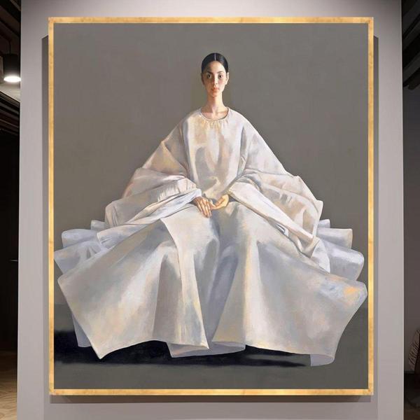Duvarın Önündeki Kadın Yağlı Boya Dokulu Tablo 50X50 Gold Çerçeveli - Image 1