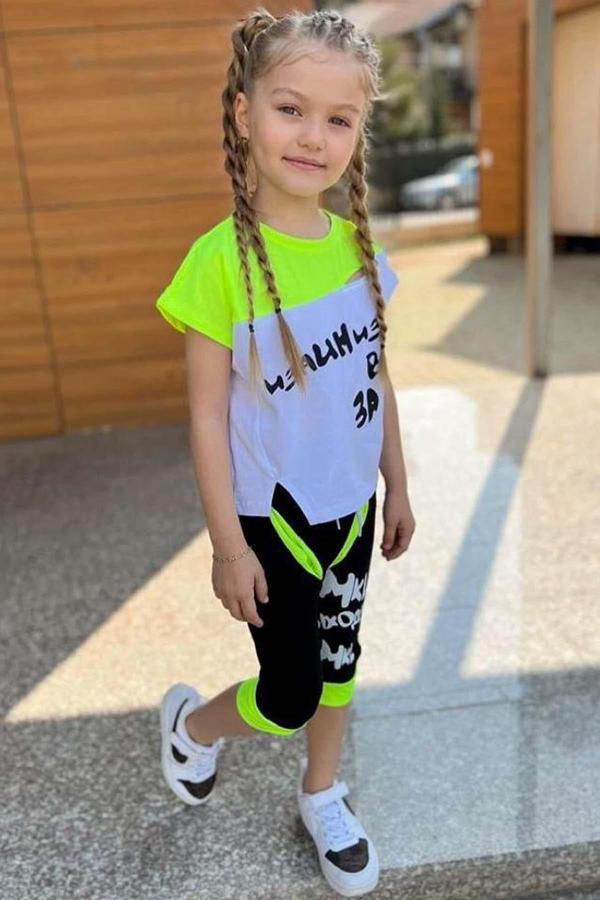 Kız Çocuk Yazı Baskılı Neon Sarı Kapri Şortlu Takım - Image 1