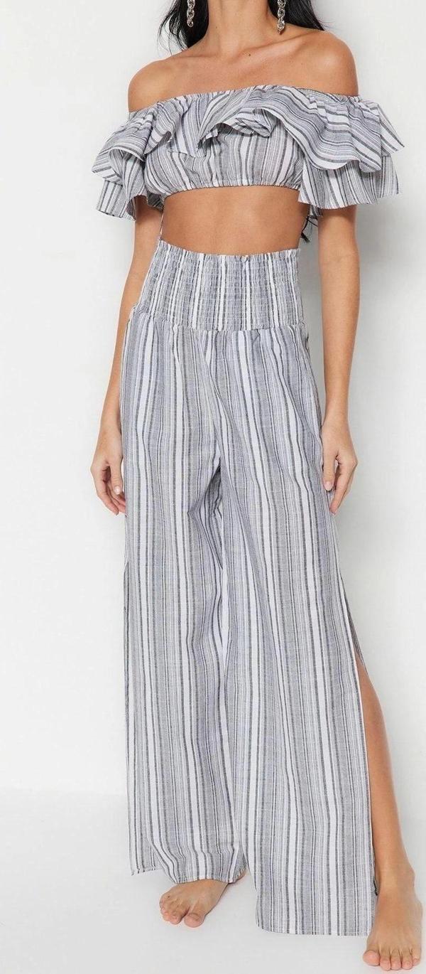 Moda Çizgili Straplez Düşük Kol Plaj Gri Çizgili Dokuma Fırfırlı Bluz Pantolon Takım - Image 1