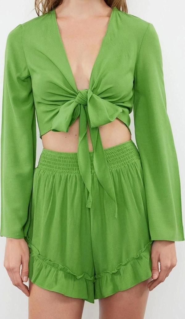 Moda Dokuma Düz V Yaka Plaj Yeşil Dokuma Fırfırlı Bluz Şort Takım - Image 1