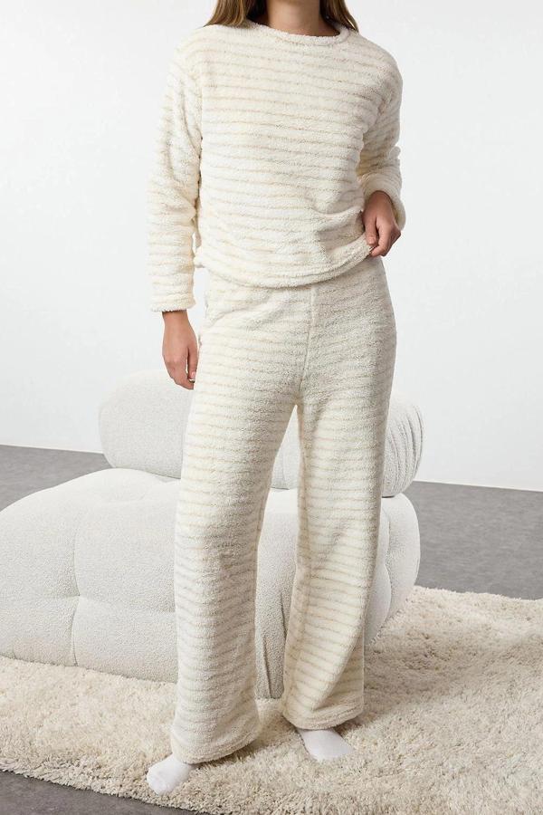 Tarz Rahat Uzun Kollu Boru Paça Çizgili Lurex İplik Detaylı Wellsoft Kışlık Örme Pijama Takımı - Image 1