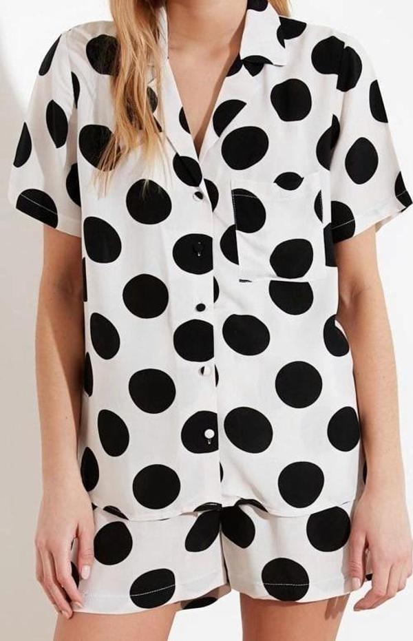 Tarz Rahat Kısa Kollu Boru Paça Puantiyeli Viskon Dokuma Pijama Takımı - Image 1