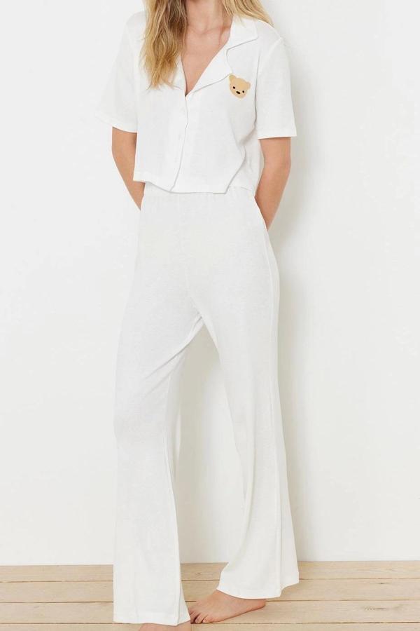 Tarz Rahat Kısa Kollu Boru Paça Düz Nakışlı Kaşkorse Örme Pijama Takımı - Image 1