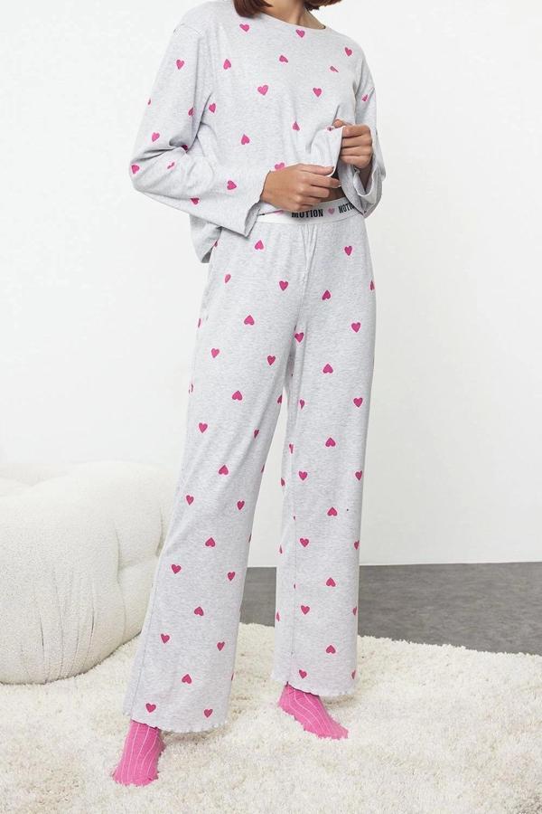 Tarz Rahat Uzun Kollu Geniş Paça Kalpli Baskılı Lastikli Örme Pijama Takımı - Image 1