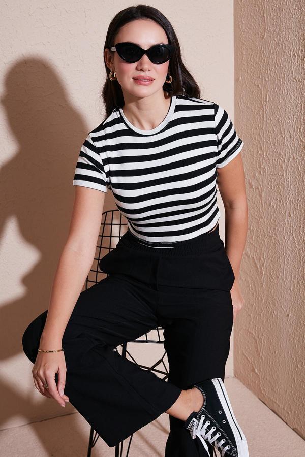 Lela Slim Fit Bisiklet Yaka Çizgili Crop Bayan T Shirt 5866110 SİYAH - Image 1