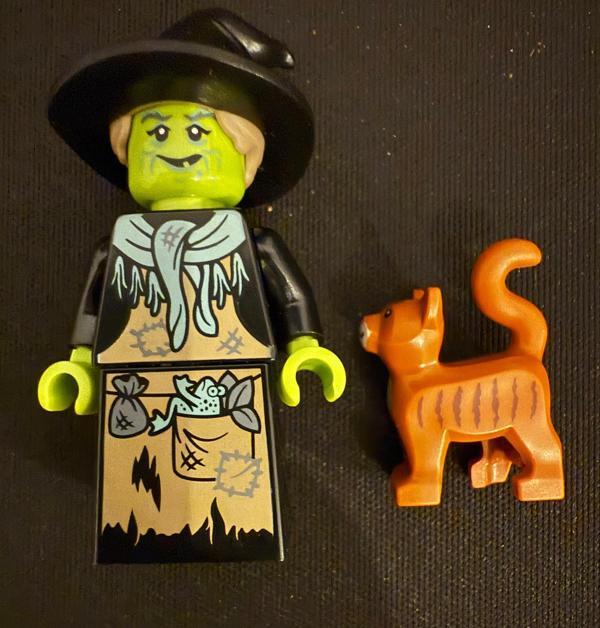 Orjinal Lego Minifigür Witch with Cat - Image 1